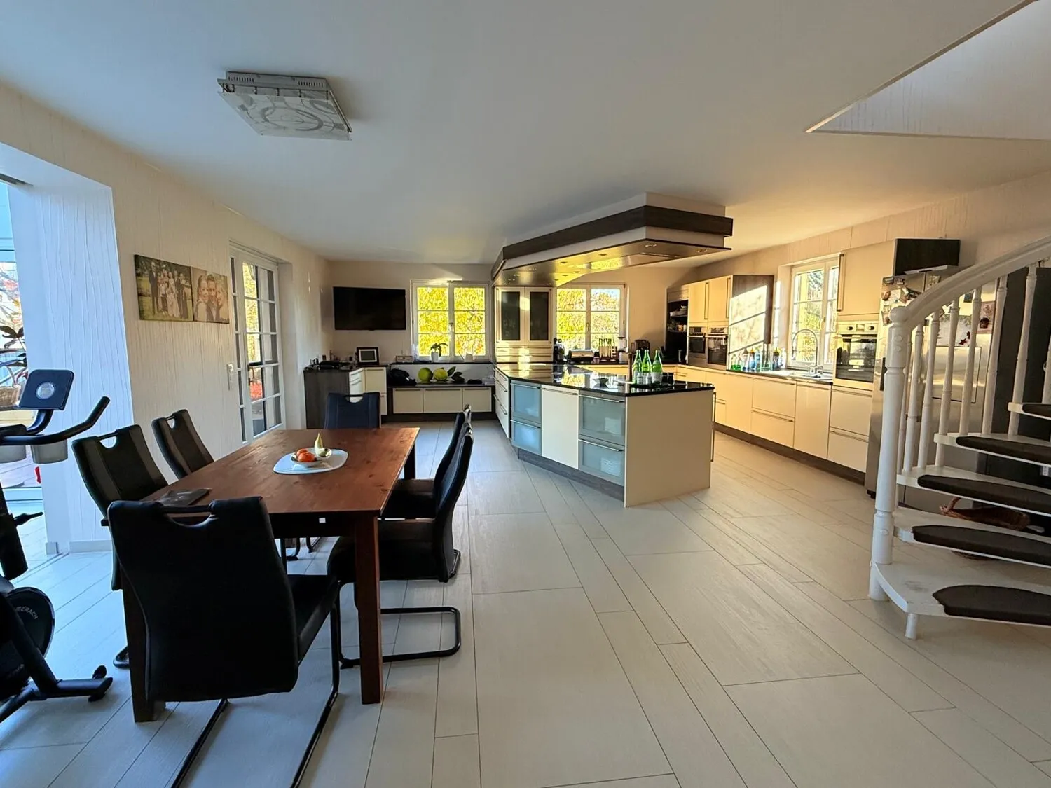 Modernes Einfamilienhaus mit Nebengebäude in Stauseenähe