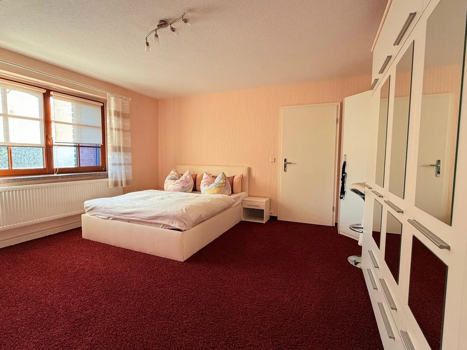 Modernes Einfamilienhaus mit Nebengebäude in Stauseenähe