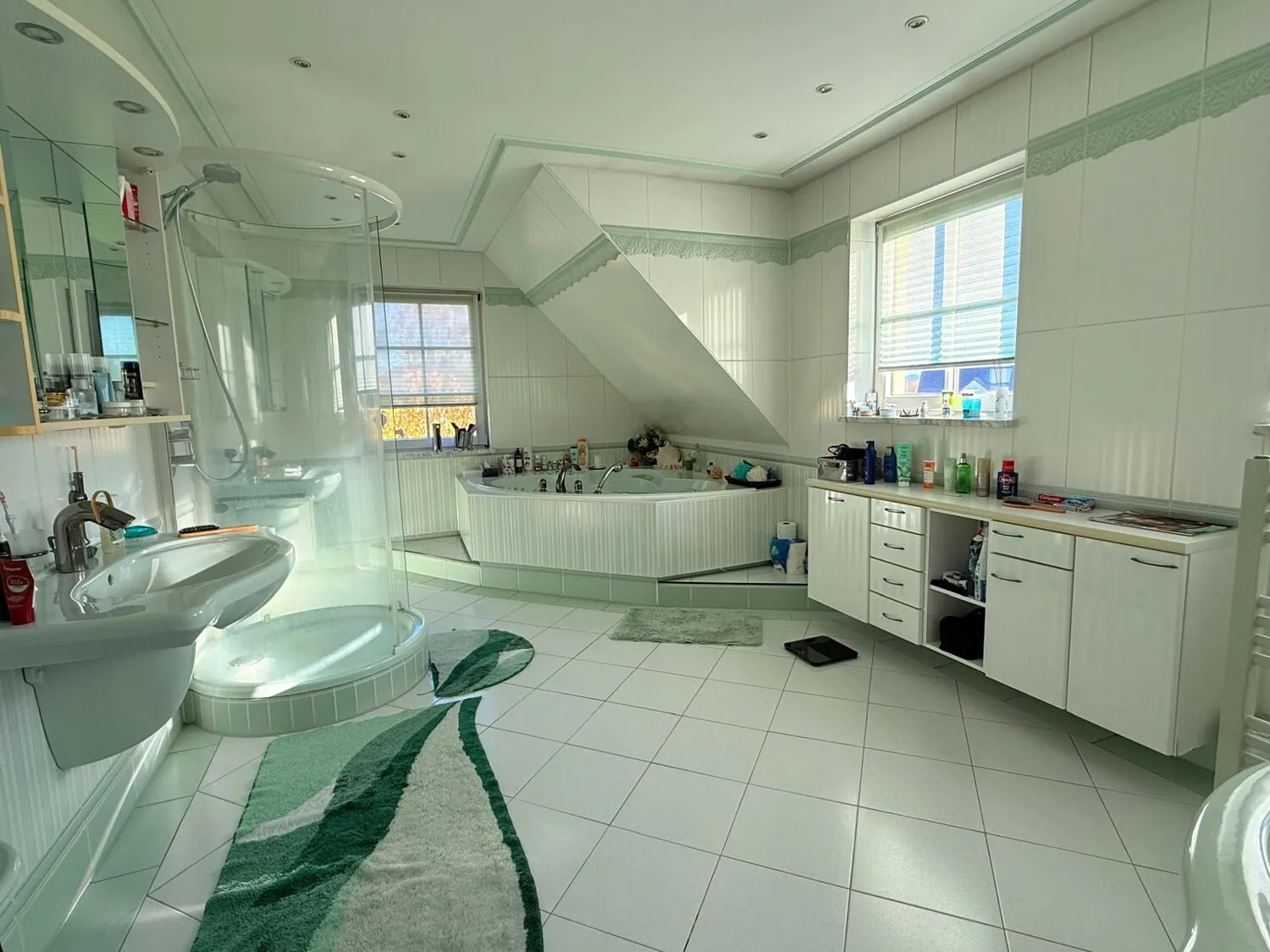 Modernes Einfamilienhaus mit Nebengebäude in Stauseenähe