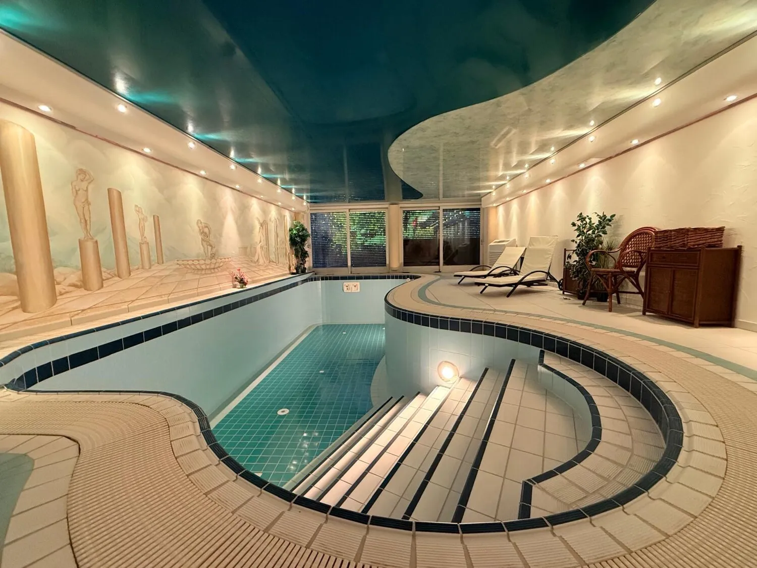 Modernes Einfamilienhaus mit Nebengebäude in Stauseenähe