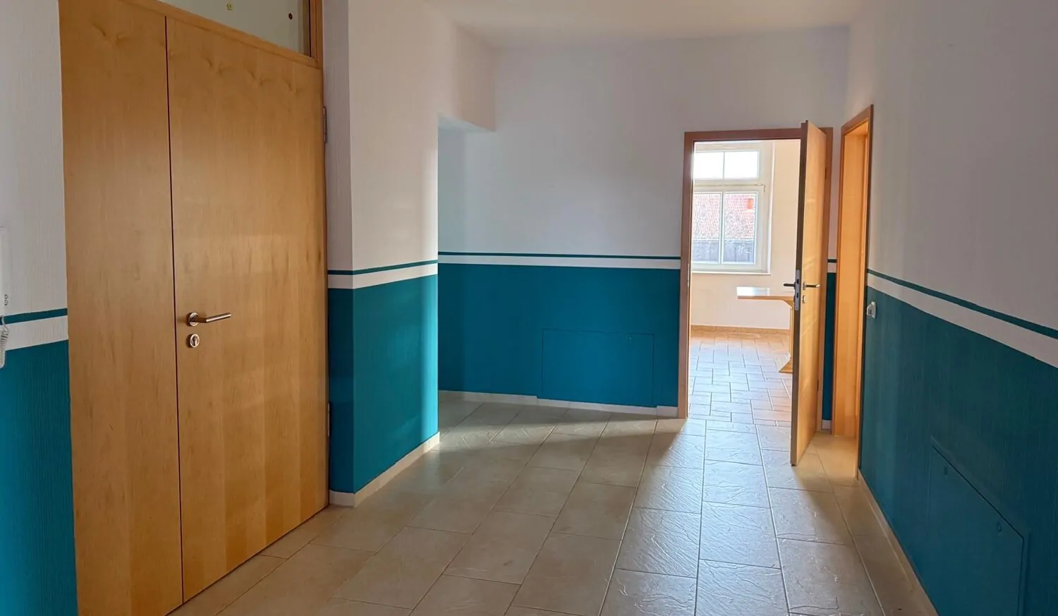 Maisonette-Wohnung mit Kamin und Balkon im Villenviertel