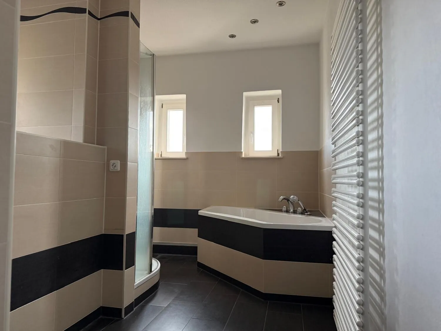 Διαμέρισμα μεζονέτας με τζάκι και μπαλκόνι σε περιοχή με βίλες