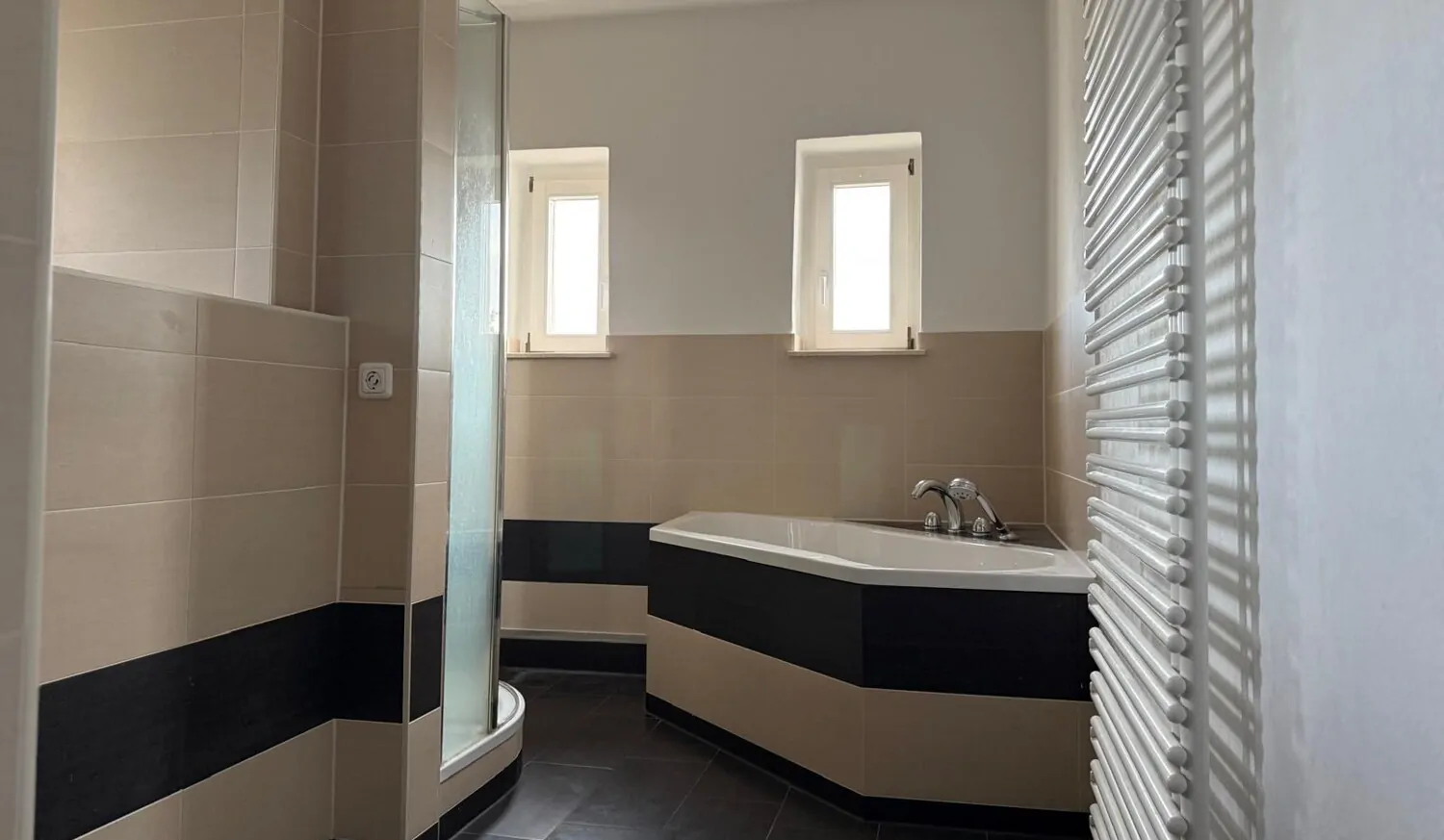 Maisonette-Wohnung mit Kamin und Balkon im Villenviertel