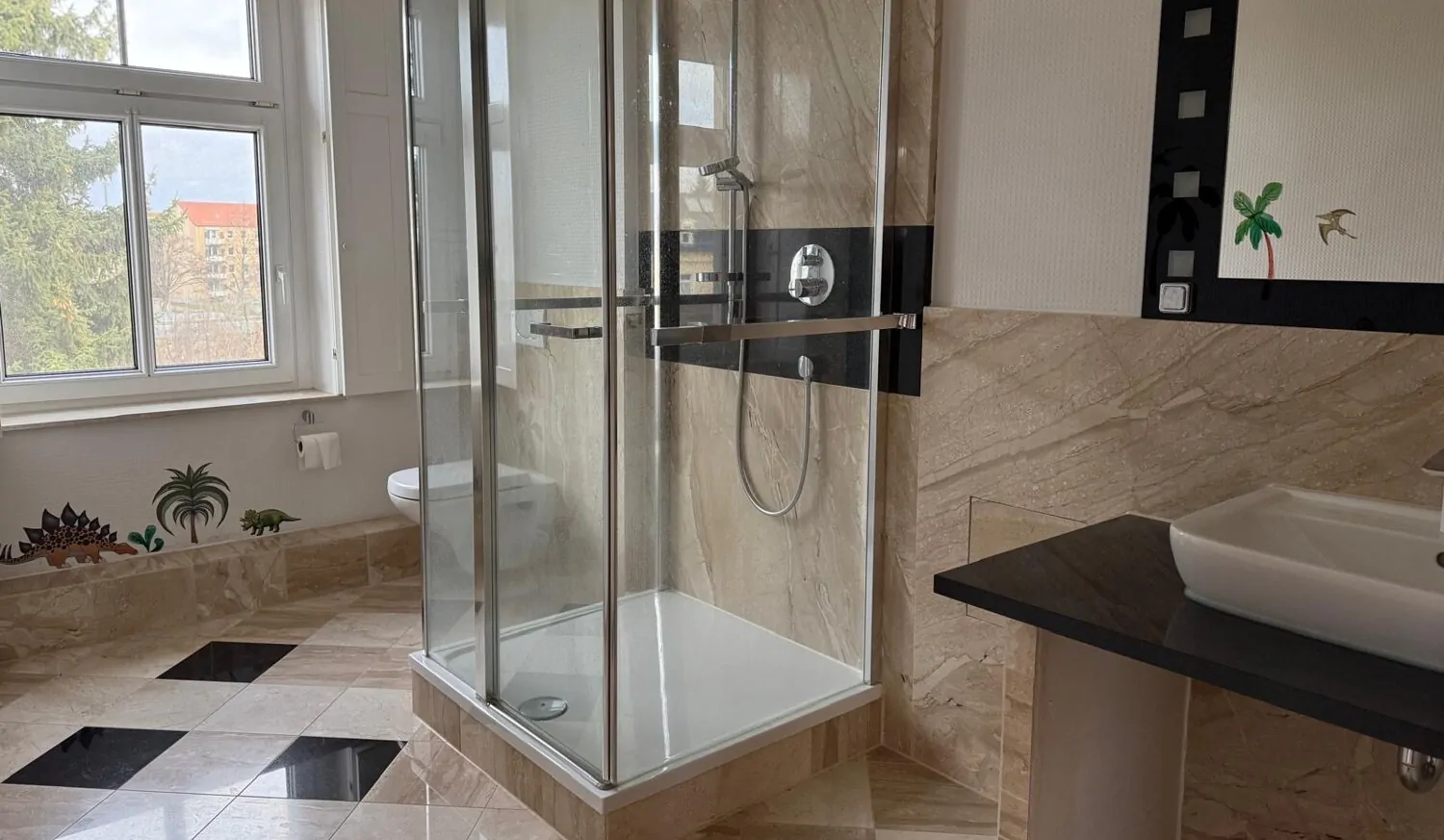 Maisonette-Wohnung mit Kamin und Balkon im Villenviertel