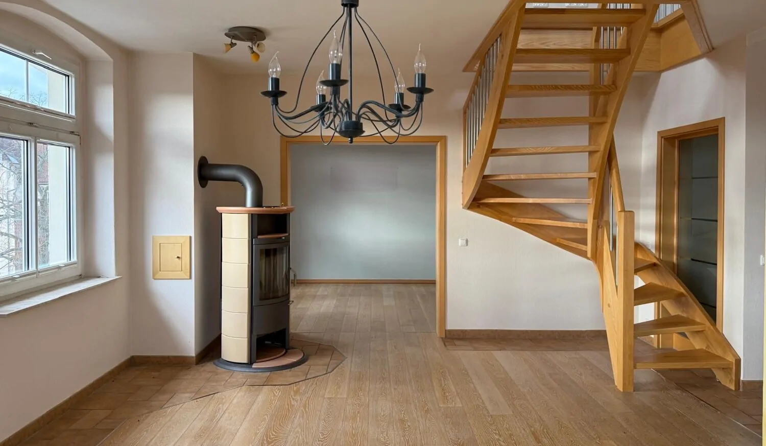 Maisonette-Wohnung mit Kamin und Balkon im Villenviertel