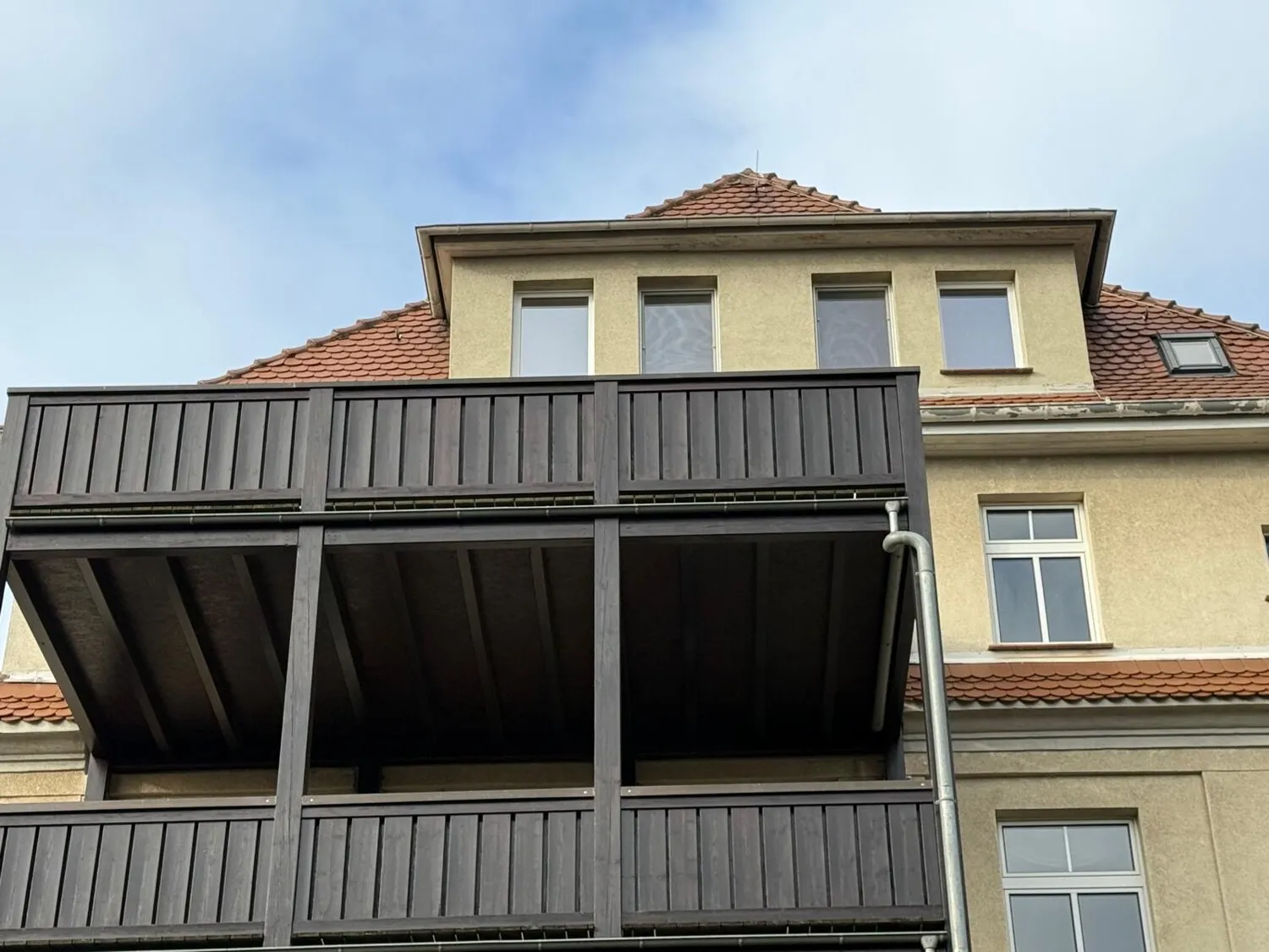 Διαμέρισμα μεζονέτας με τζάκι και μπαλκόνι σε περιοχή με βίλες