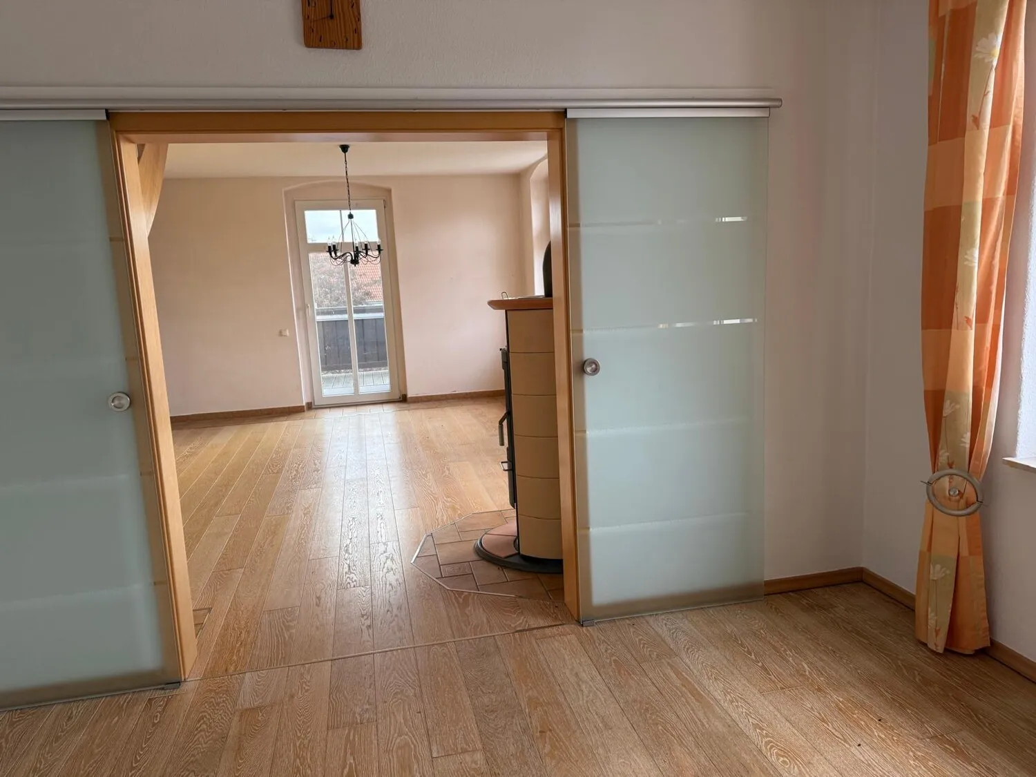 Διαμέρισμα μεζονέτας με τζάκι και μπαλκόνι σε περιοχή με βίλες