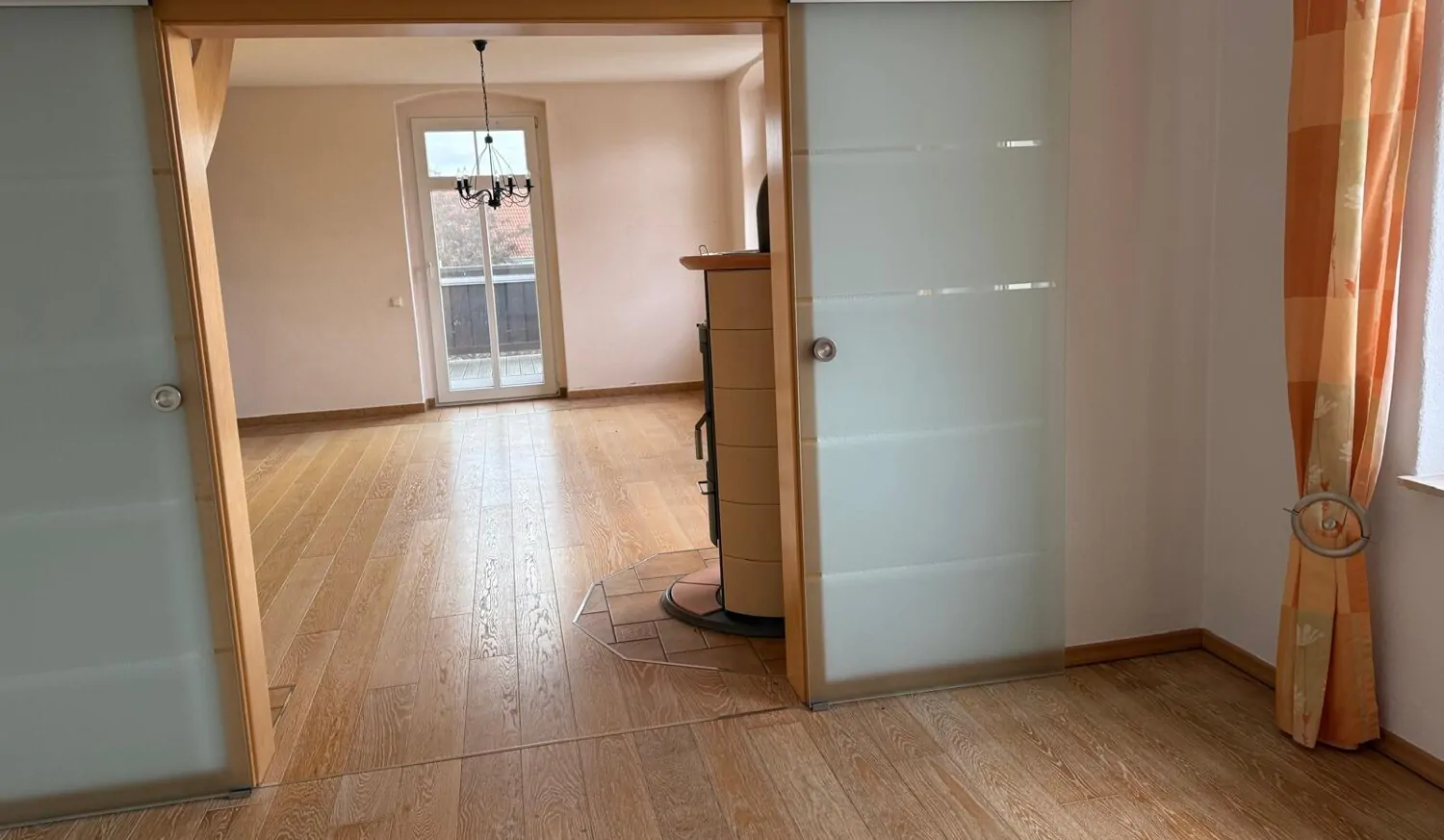 Maisonette-Wohnung mit Kamin und Balkon im Villenviertel