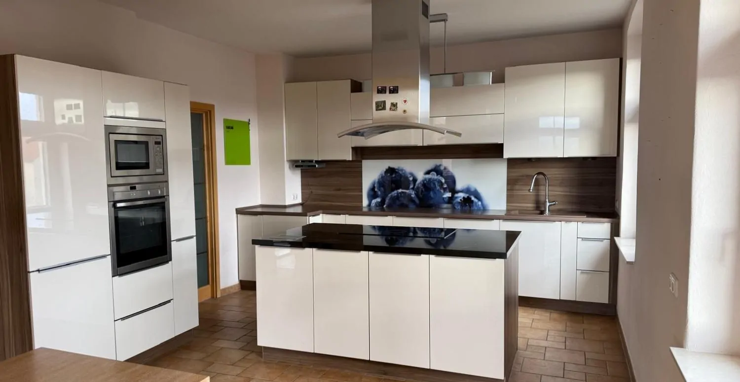 Maisonette-Wohnung mit Kamin und Balkon im Villenviertel