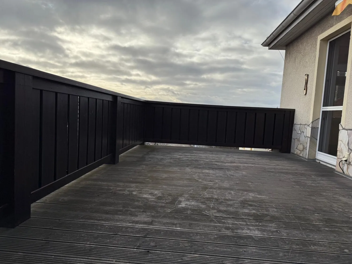 Διαμέρισμα μεζονέτας με τζάκι και μπαλκόνι σε περιοχή με βίλες