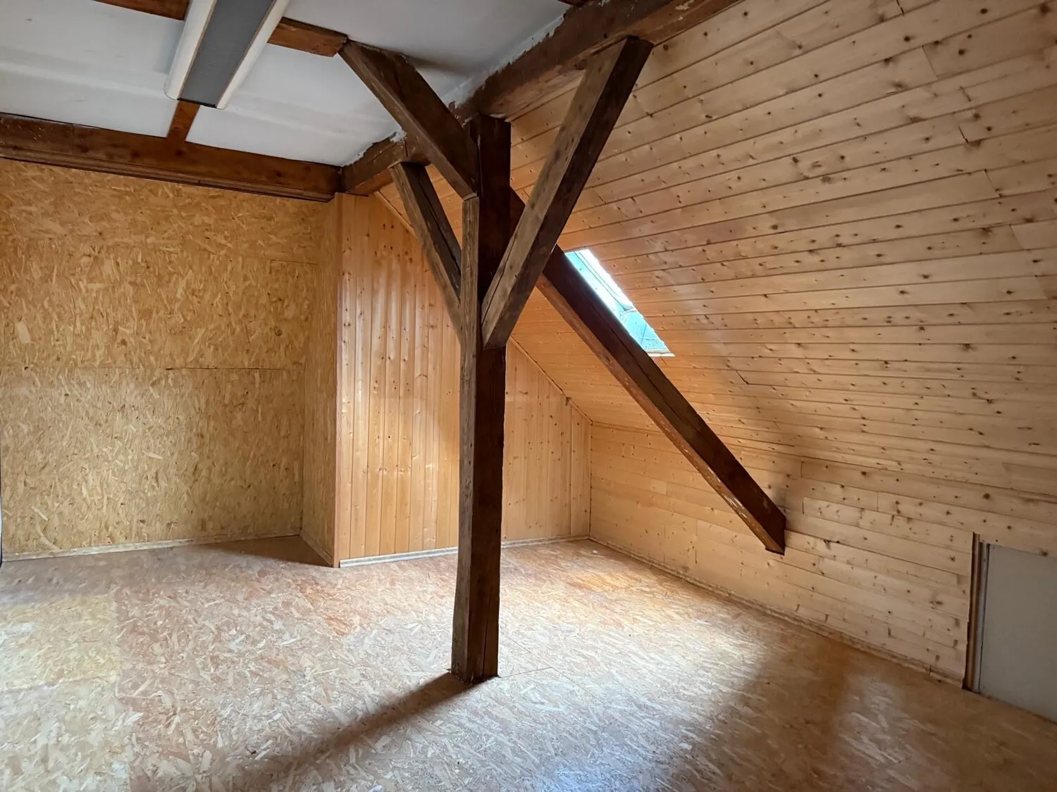 Διαμέρισμα μεζονέτας με τζάκι και μπαλκόνι σε περιοχή με βίλες