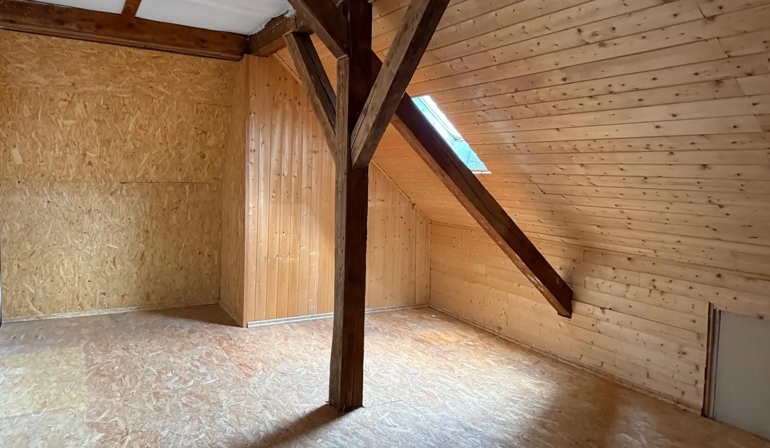 Maisonette-Wohnung mit Kamin und Balkon im Villenviertel