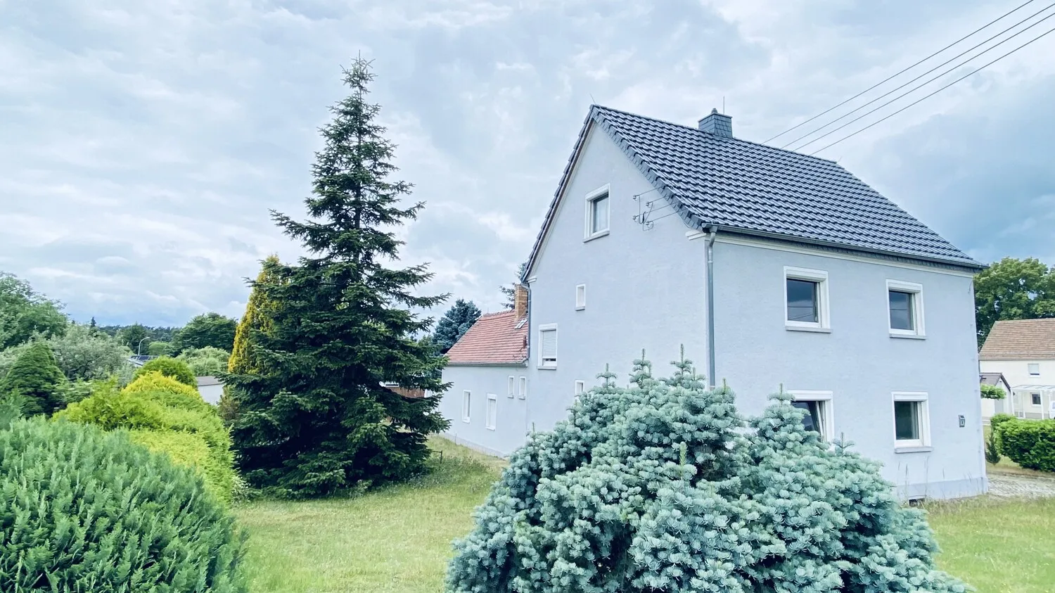 Viel Platz für Ihre Wohnideen – großzügiges Haus mit Nebengebäuden