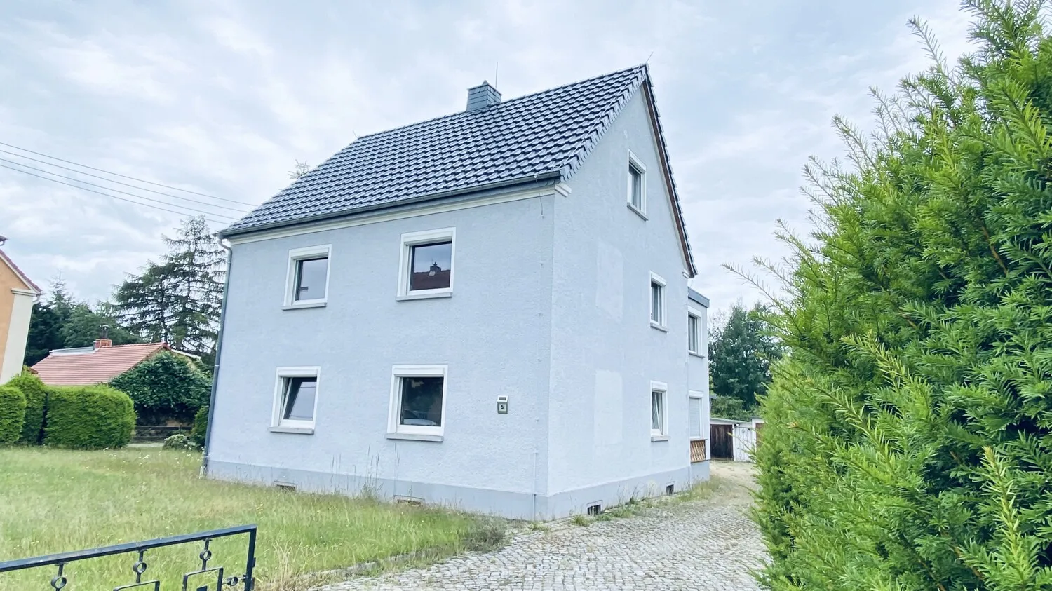 Viel Platz für Ihre Wohnideen – großzügiges Haus mit Nebengebäuden