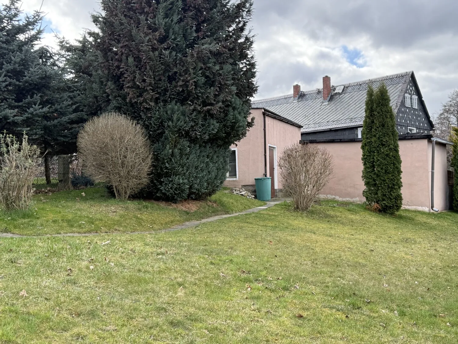 Sanierungsobjekt - Einfamilienhaus mit großem Garten und  Ausbaupotenzial