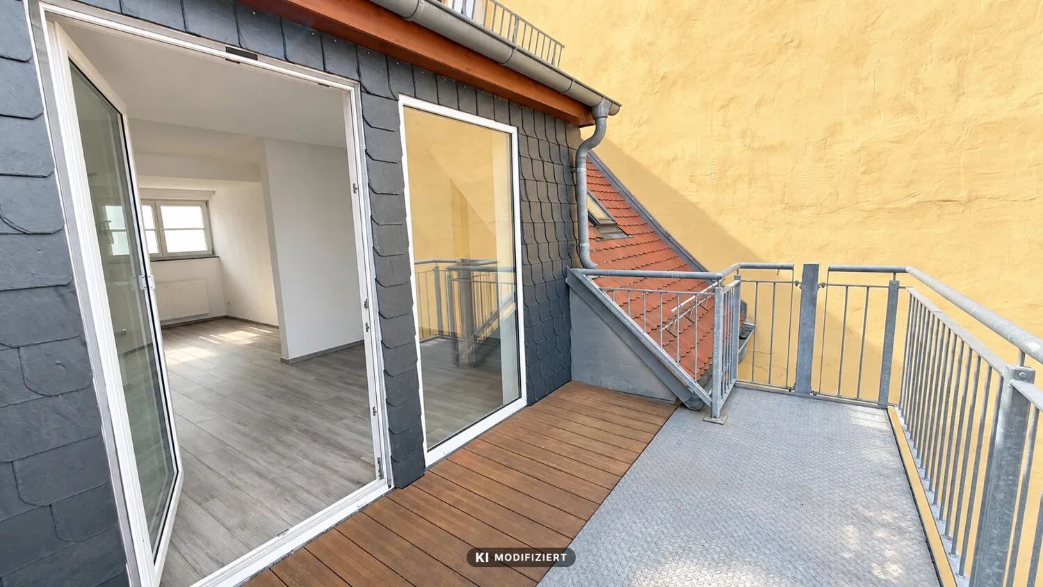 Lichtdurchflutete Dachgeschosswohnung mit Balkon über den Dächern von Bautzen