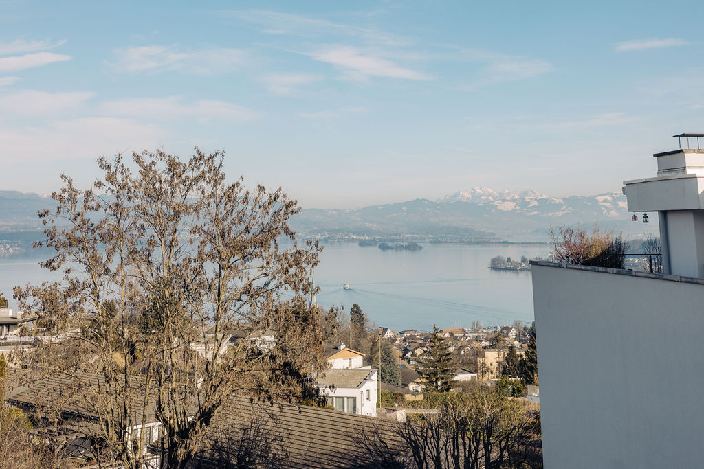 Unverbaubarer Blick auf den Zürichsee vom überdachten Balkon