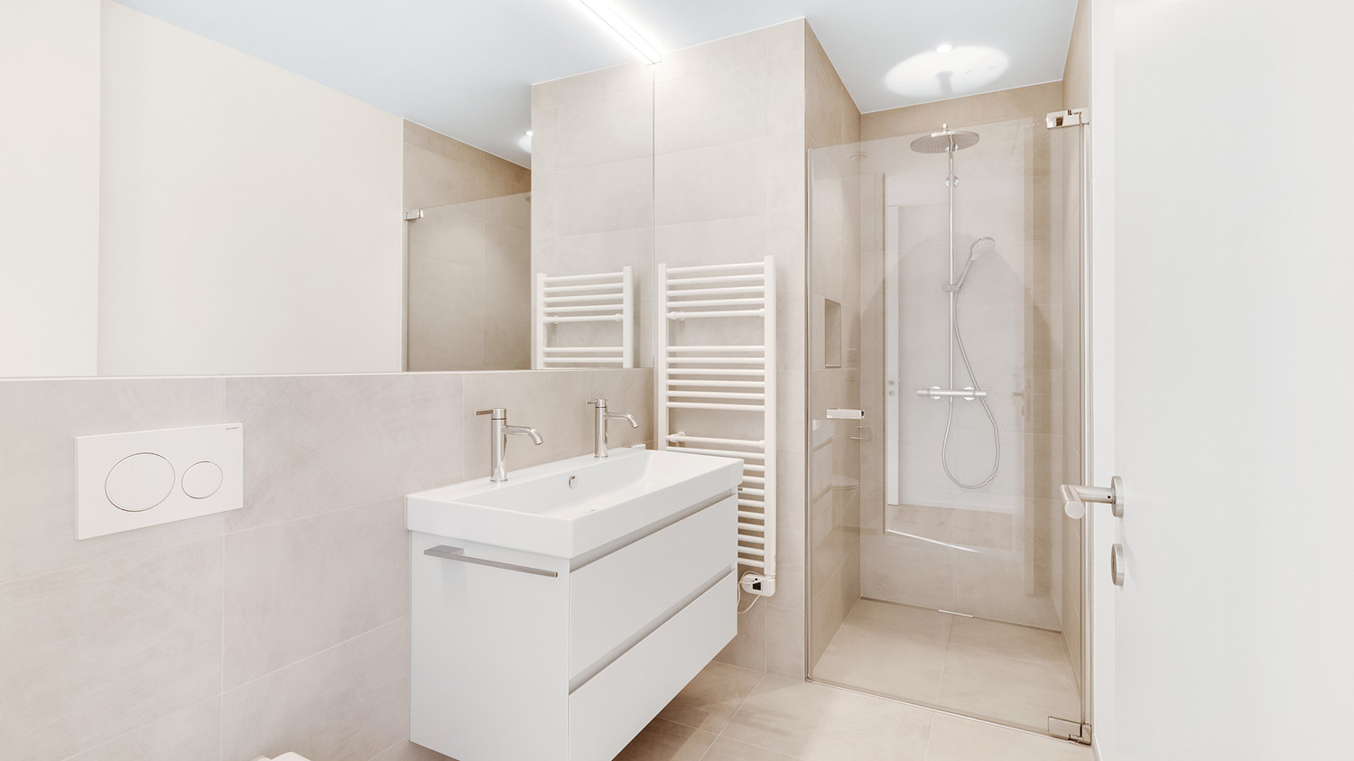 Luxuriöse Nasszelle mit WC, Doppel-Lavabo und Dusche im Attikabereich