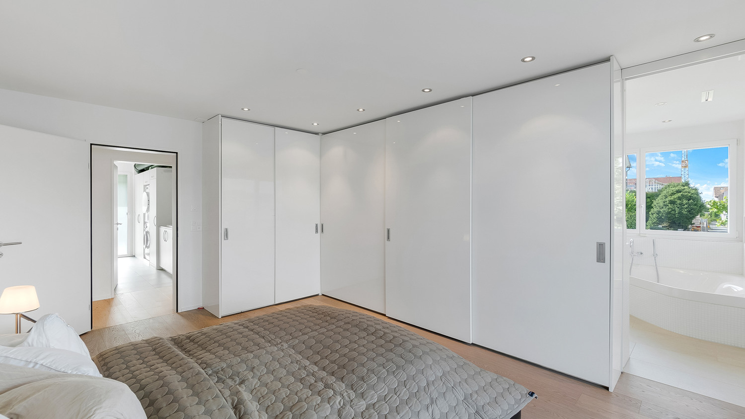 Zimmer 2 als Master-Bedroom mit Kleiderschrank, begehbarer Ankleide und en-suite Bad