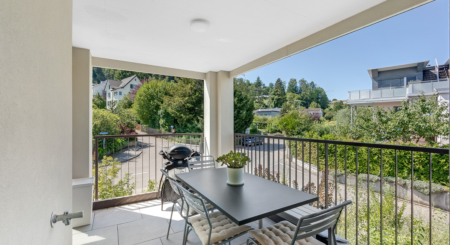 Überdachter Balkon zum geniessen der Abendsonne