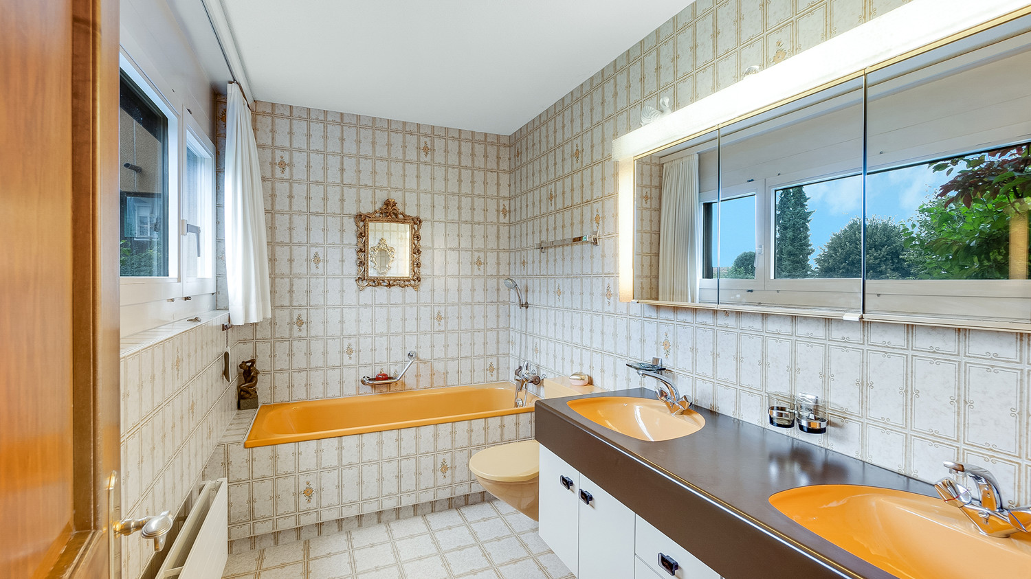 Derzeitiges Ensuite Badezimmer mit Badewanne, WC und Doppel-Lavabo