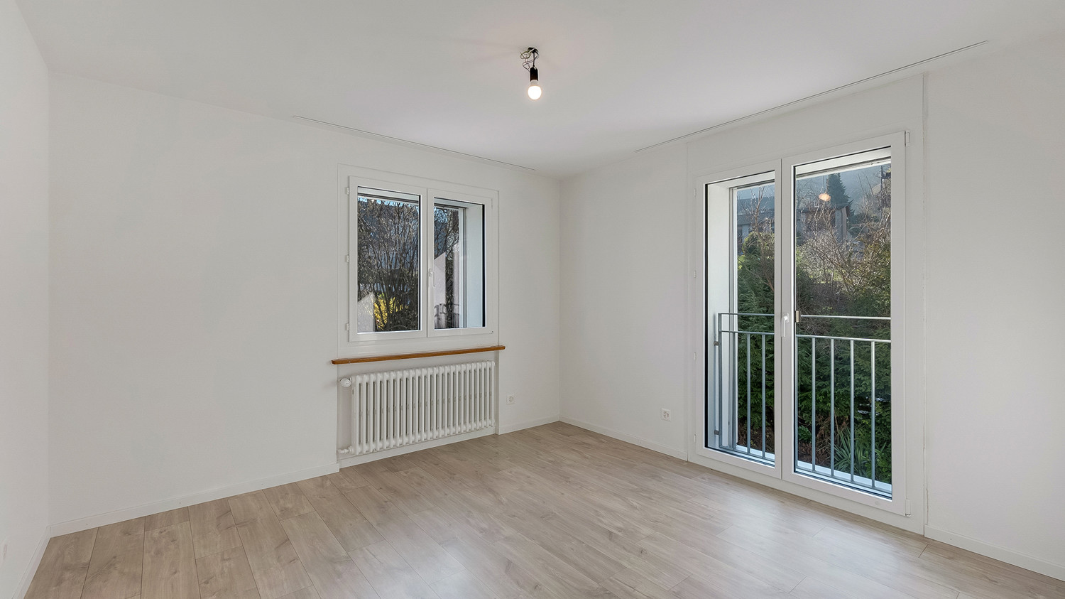 Schlafzimmer 1 mit französischem Balkon und Felseneggblick