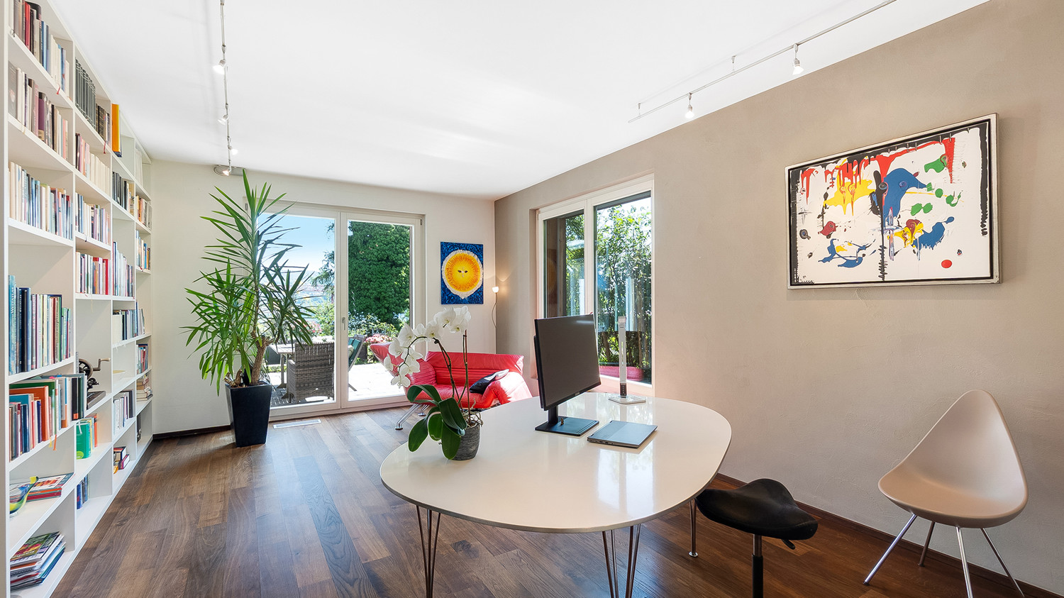 Helles Zimmer im Erdgeschoss derzeit genutzt als Arbeitszimmer mit Terrassenzugang