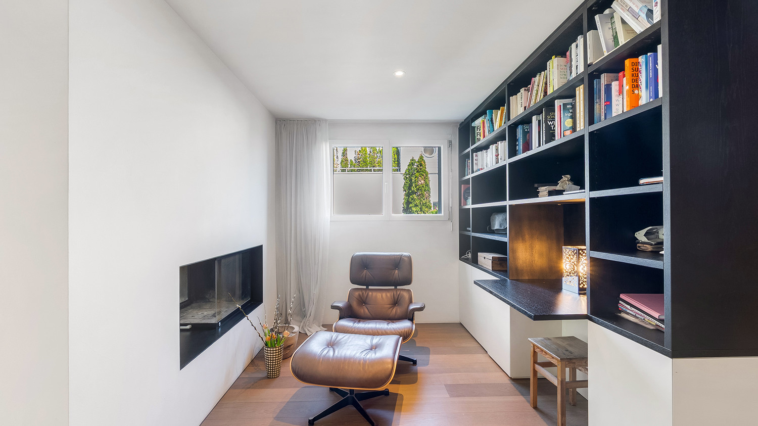 Gemütliche Zimmer-Nische - derzeit genutzt als Entspannungs- und Arbeitsplatz mit Blick auf den Cheminée