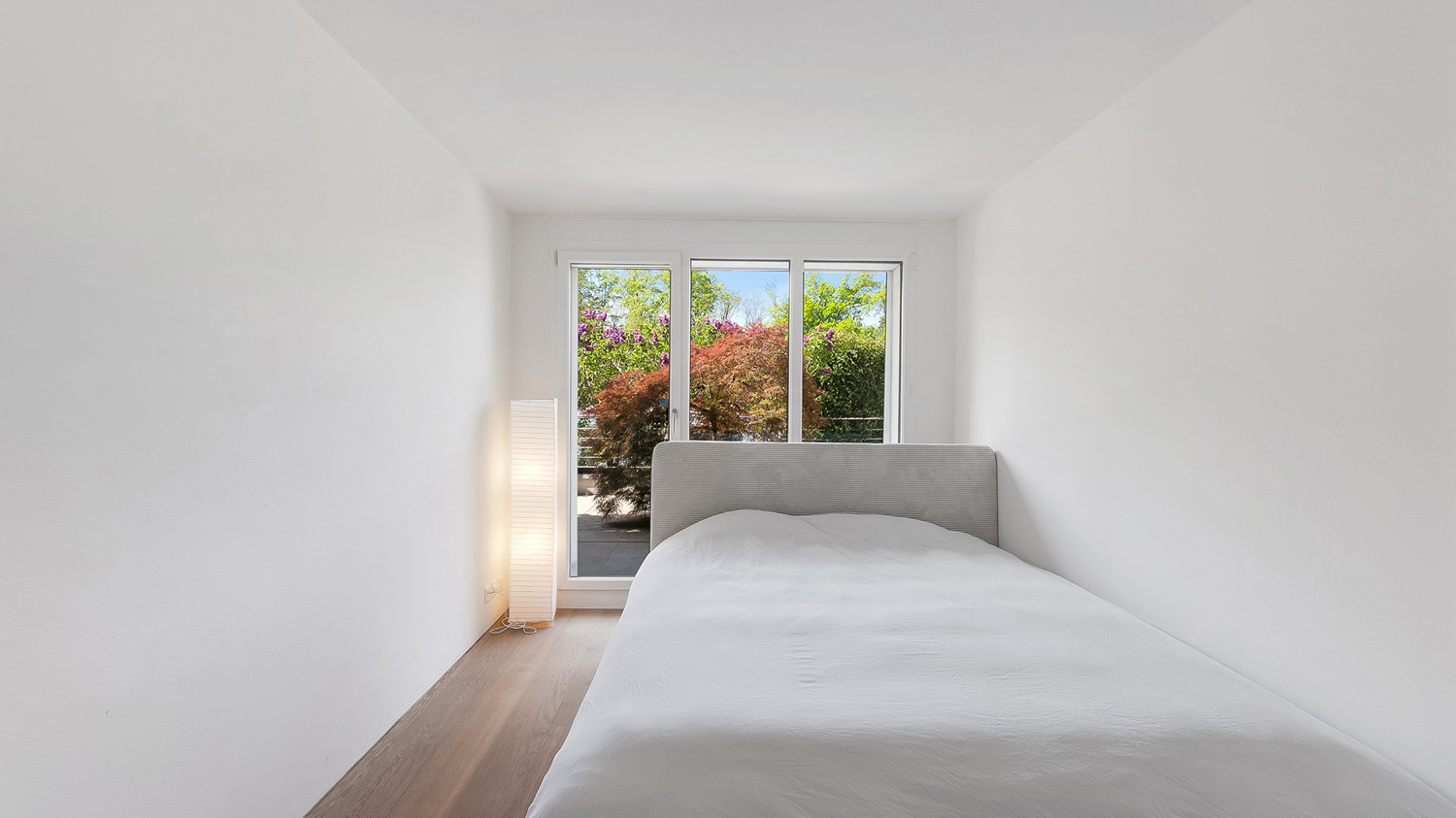 Zimmer 1 - derzeit genutzt als Schlafzimmer mit direktem Zugang zur West-Terrasse