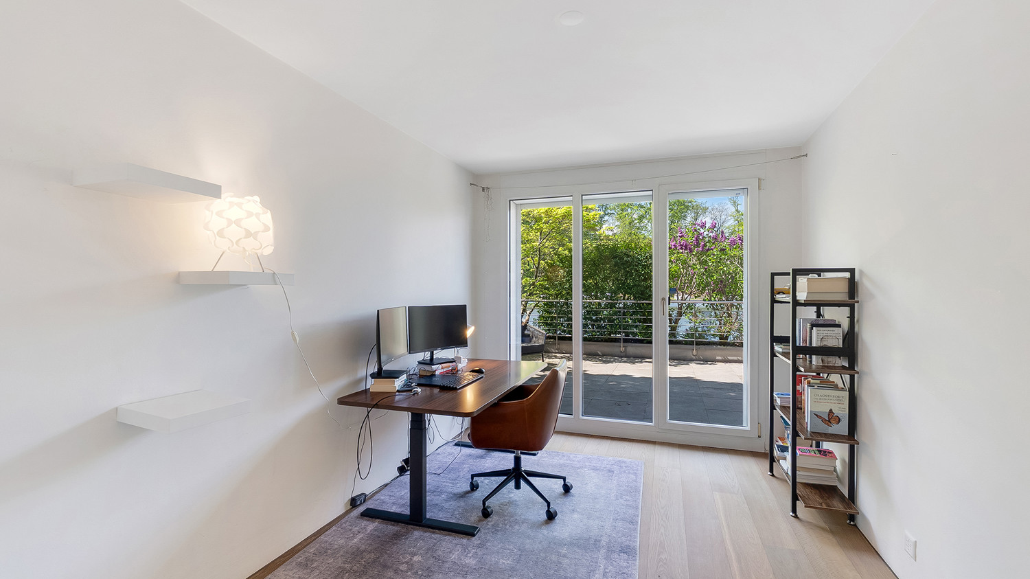 Zimmer 2 - derzeit genutzt als Arbeitszimmer mit direktem Zugang zur West-Terrasse