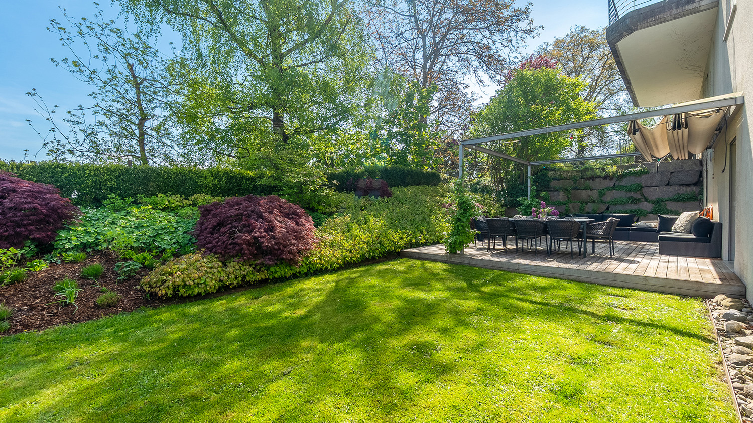 Idyllische Gartenanlage mit Morgen- und Abendsonne