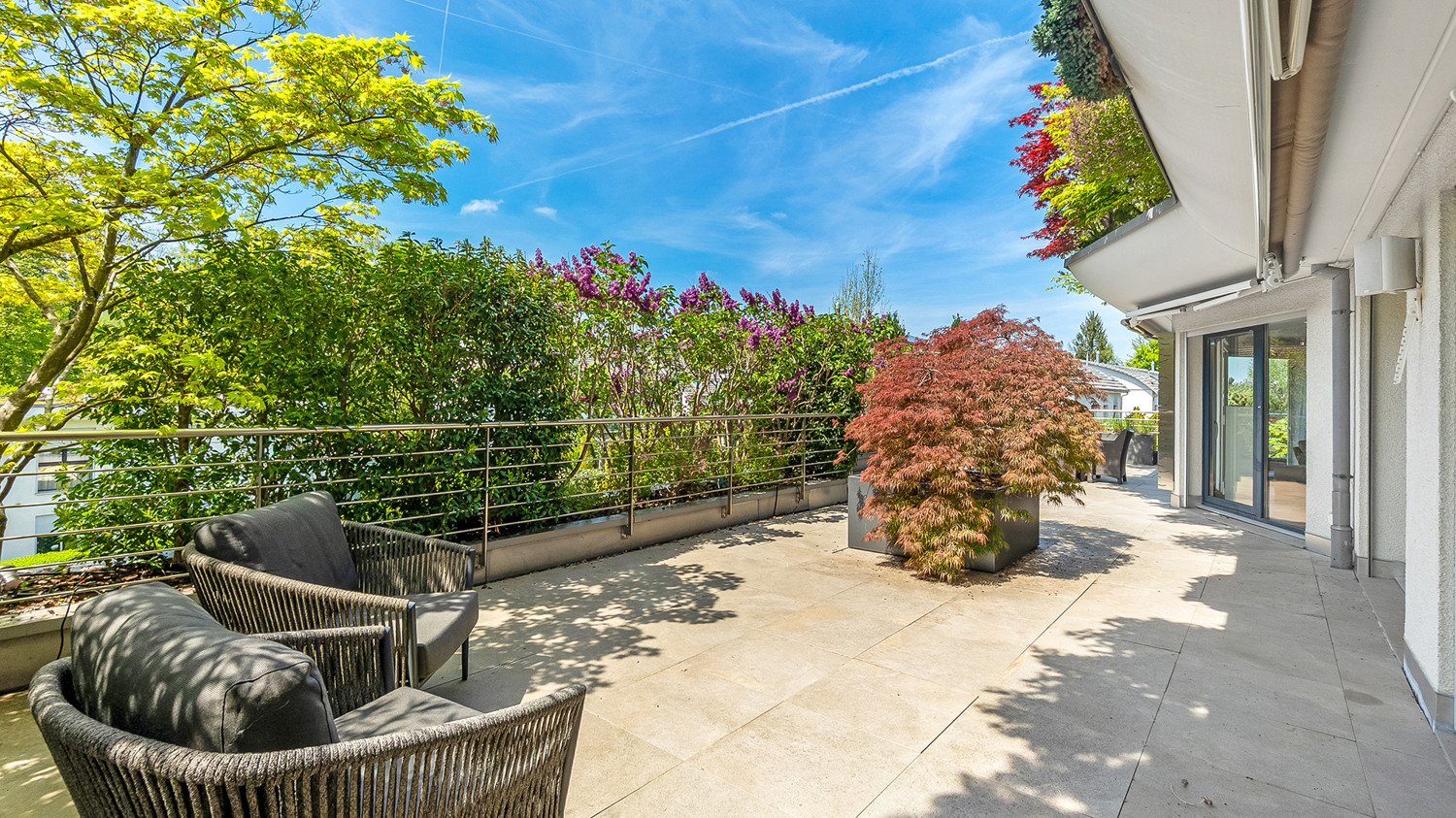 Süd-westliche, sehr grosszügige Terrasse mit Revox-Soundanlage