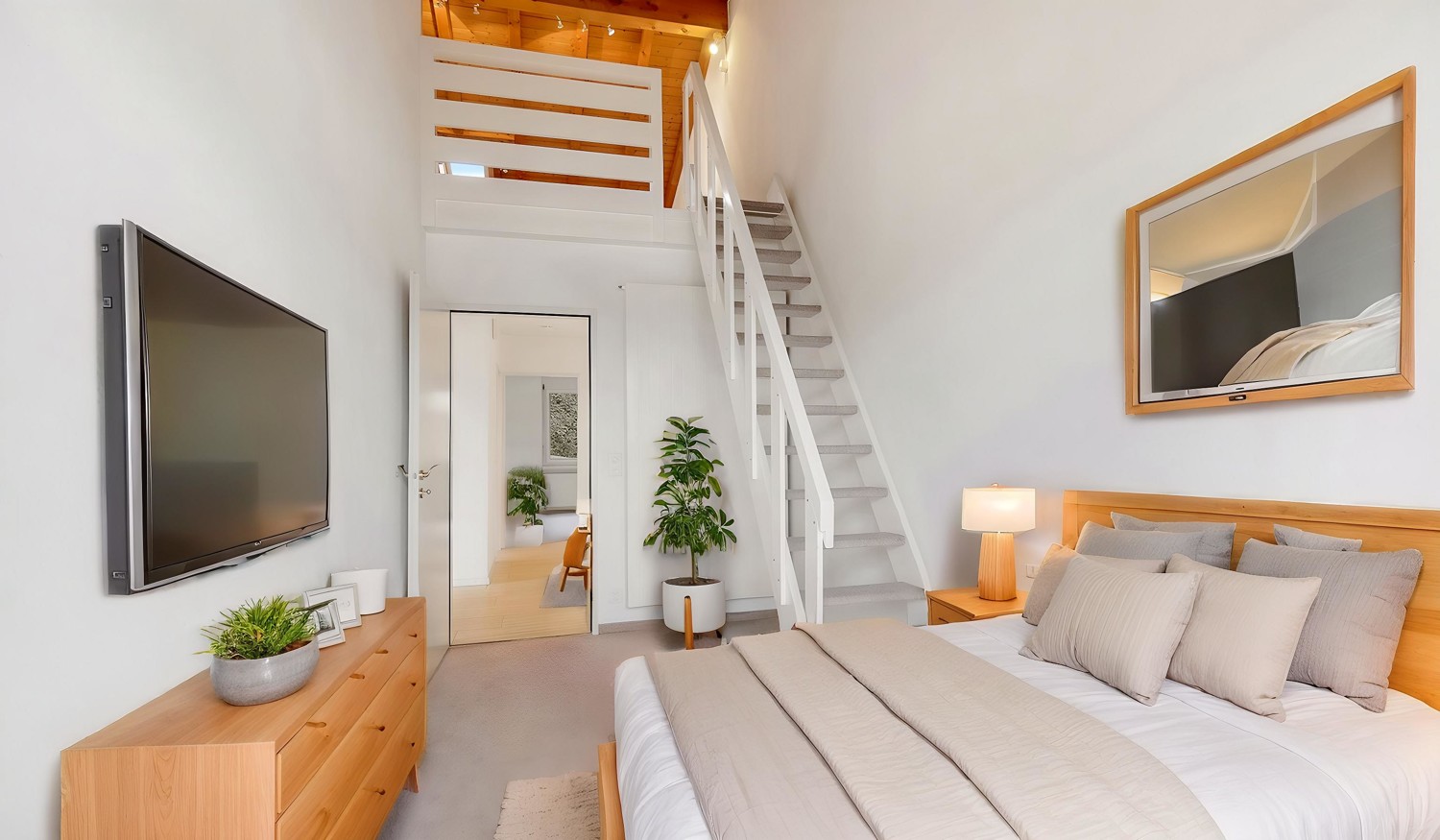 Schlafzimmer mit Zugang zum Galleriezimmer im Dachgeschoss (Einrichtunsbeispiel)