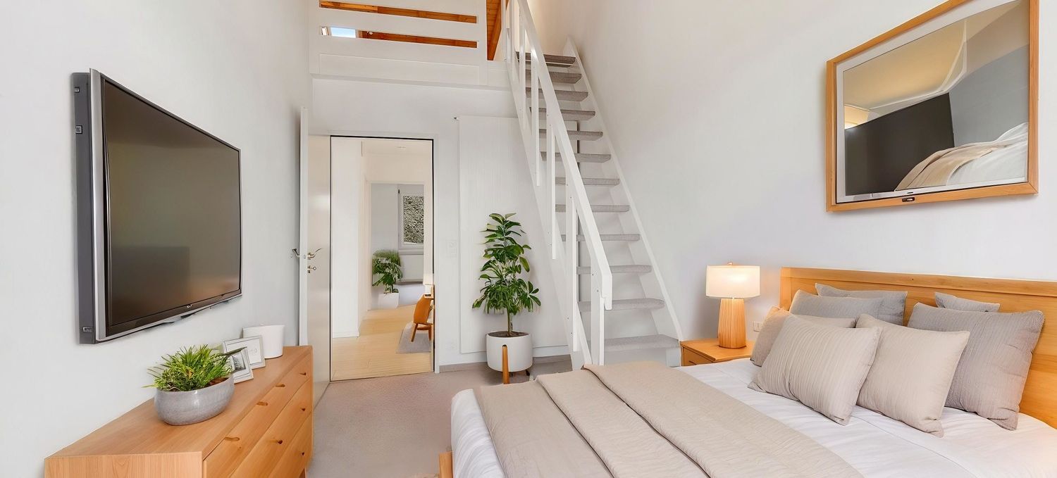 Schlafzimmer mit Zugang zum Galleriezimmer im Dachgeschoss (Einrichtunsbeispiel)