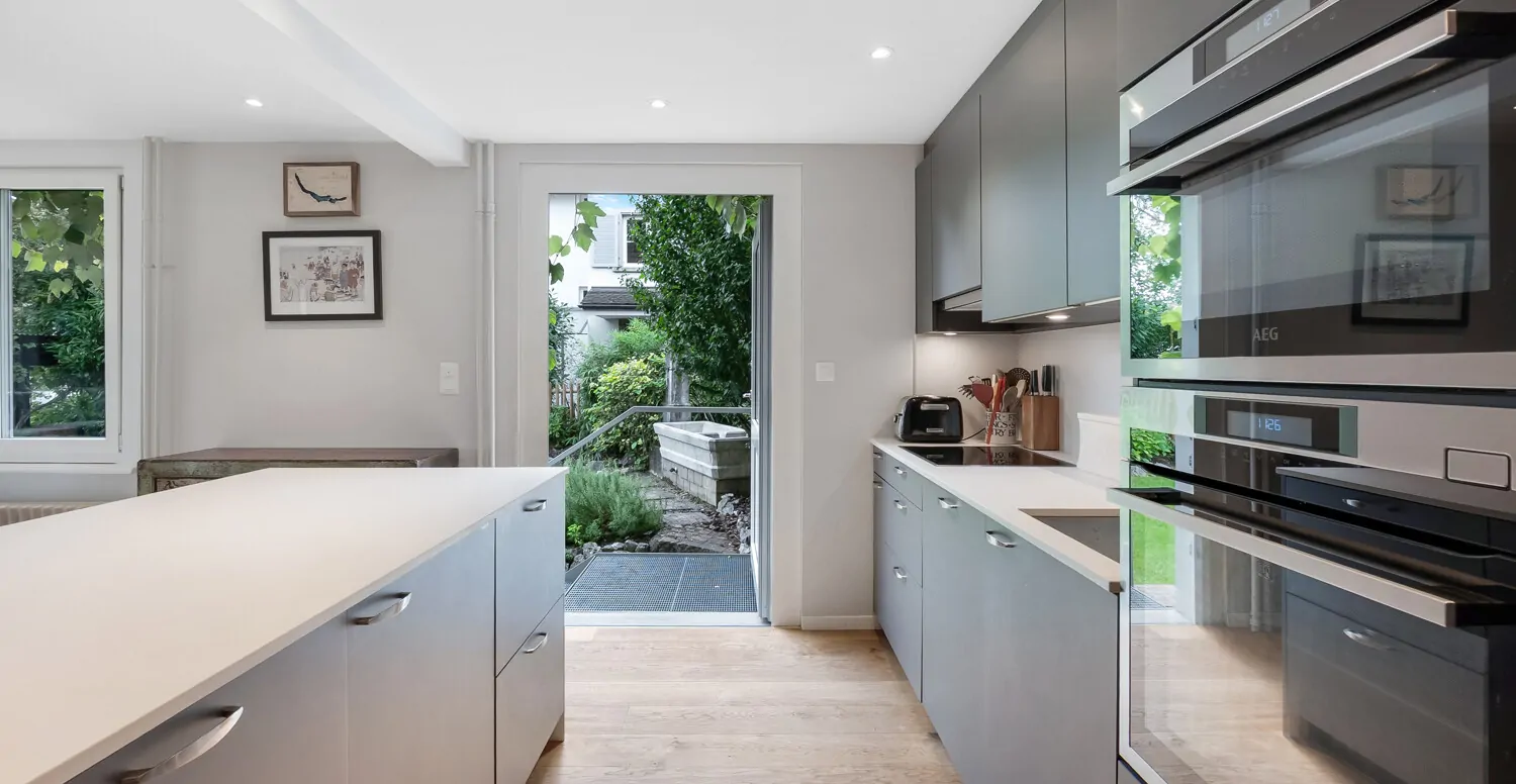 Hochwertige Einbauküche mit Zugang in den Garten