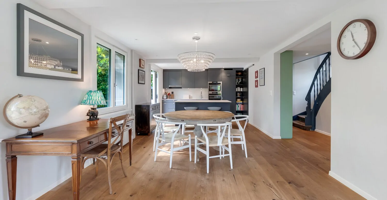 Wohn-Essbereich mit Blick in die offene Küche