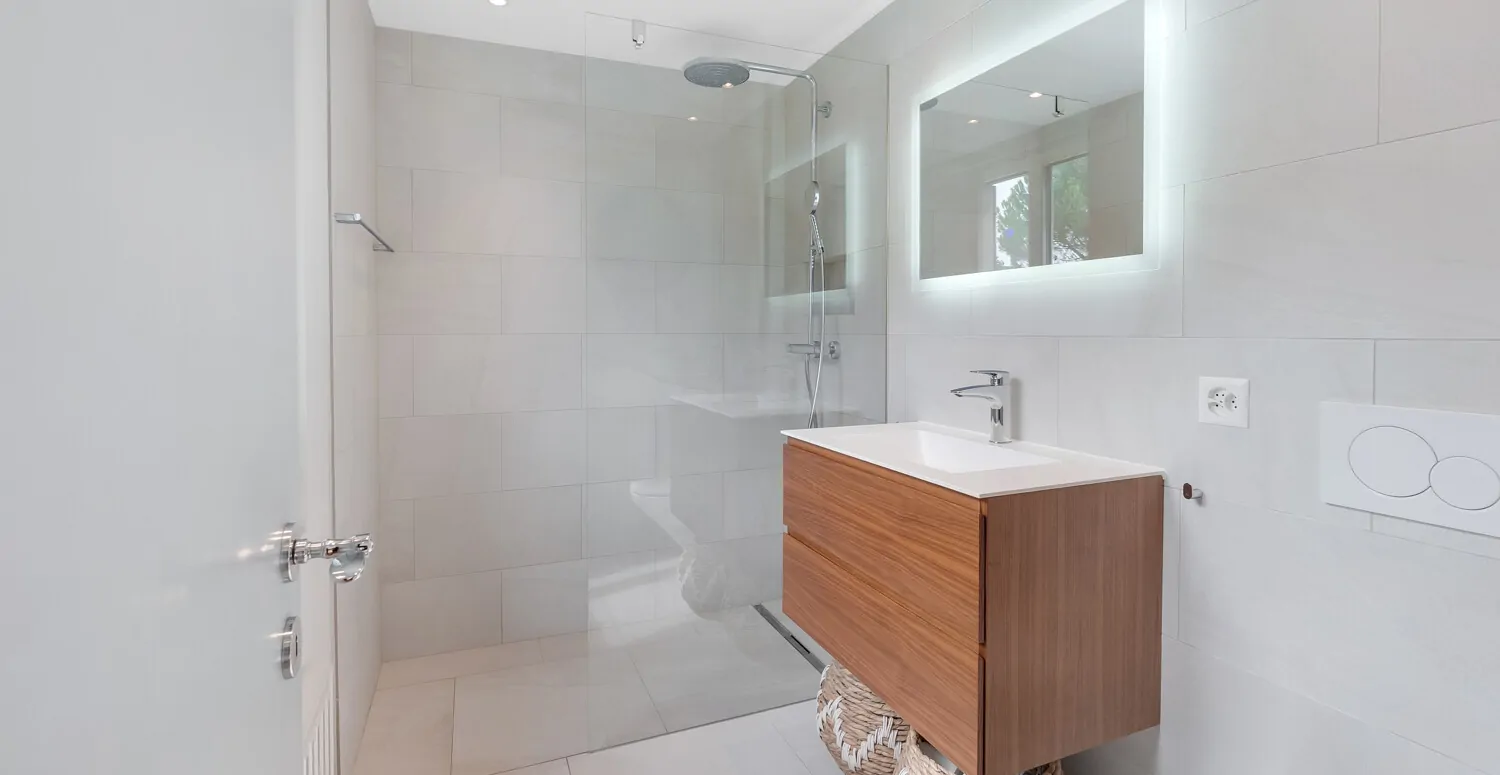 Bad 1: Ensuite-Bad mit bodengleicher Dusche