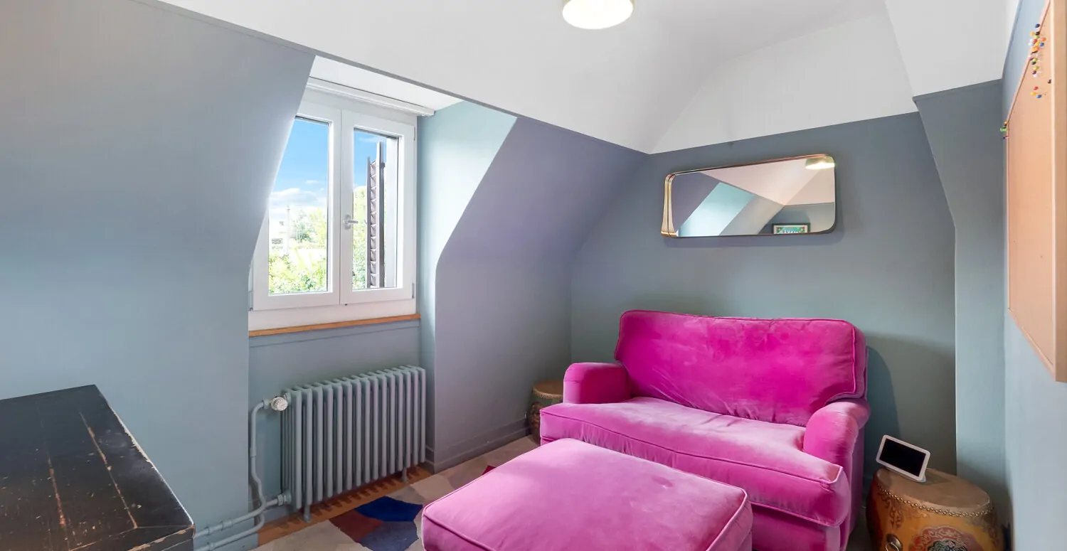 Zimmer 2 im DG: gemütliches Arbeitszimmer