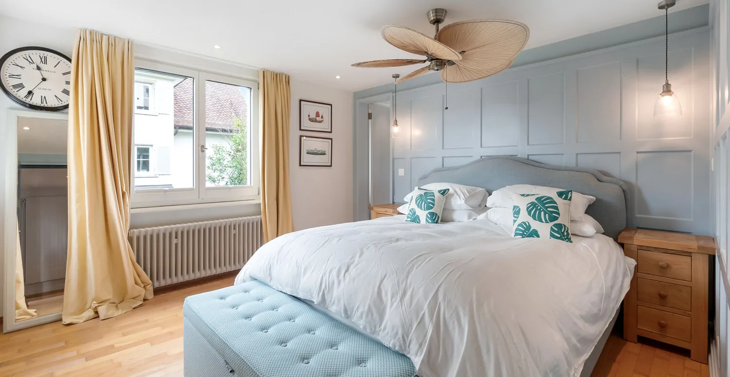 Zimmer 2 im 1. OG: derzeit genutzt als Schlafzimmer mit Ensuite-Bad und eigenem Balkon mit Teilseesicht