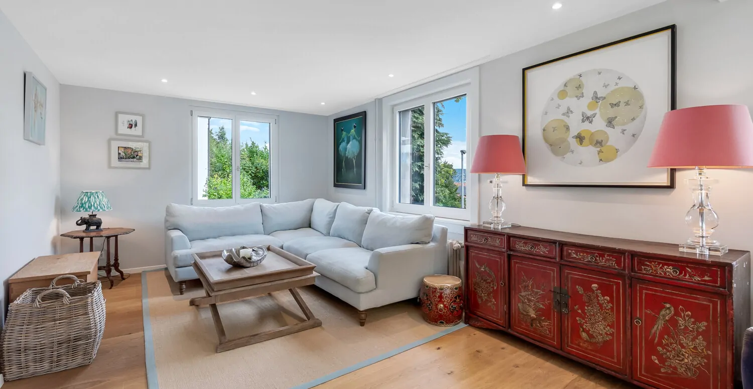 Lichtdurchflutetes Wohnzimmer angrenzend an den Essbereich