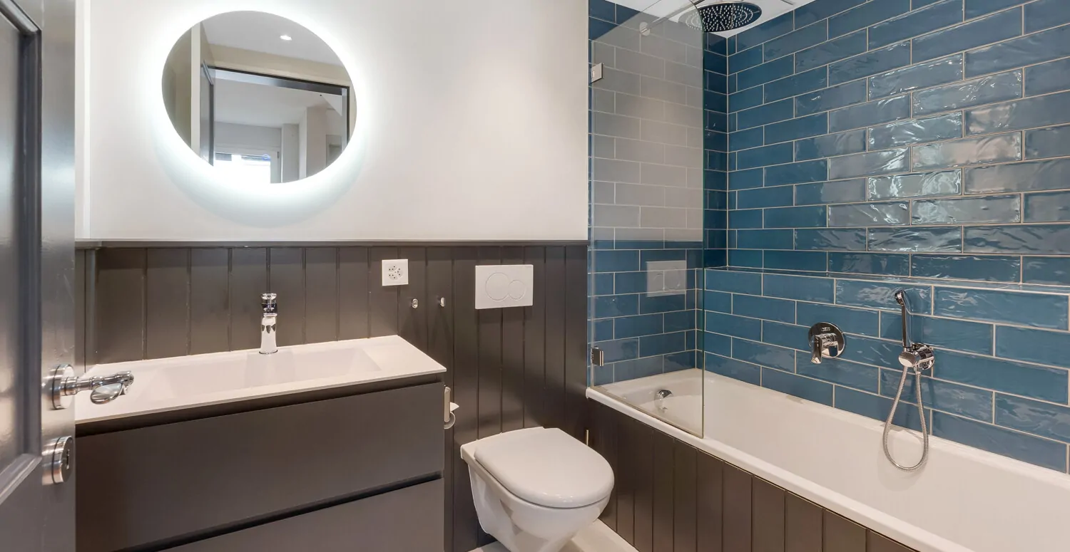 Bad 2: innenliegendes Gästebad mit Badewanne und Regendusche