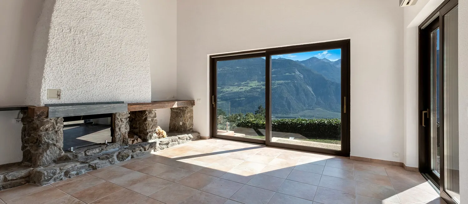 Kaminzimmer mit Blick über das Rhônetal