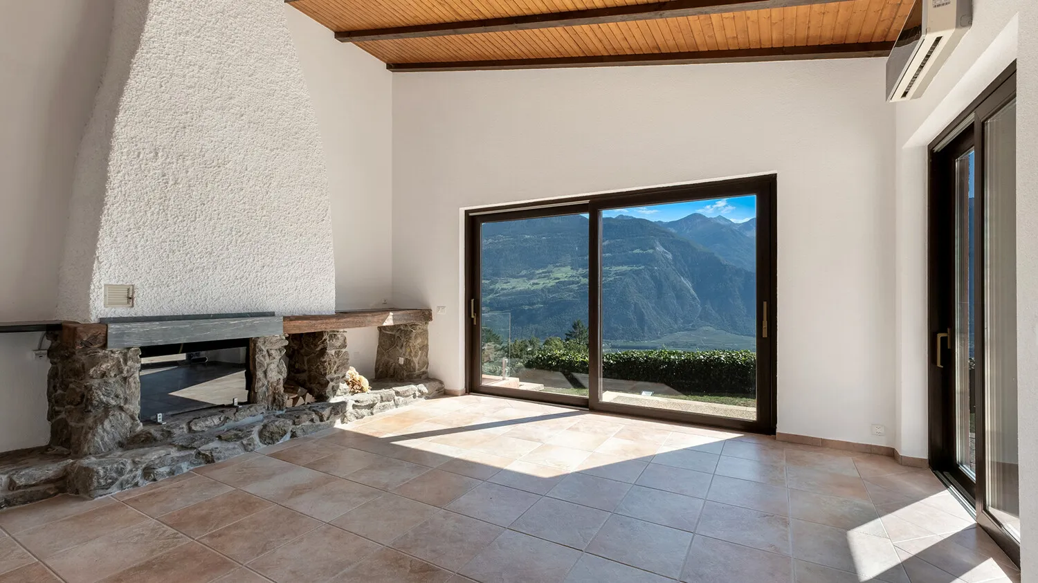 Kaminzimmer mit Blick über das Rhônetal