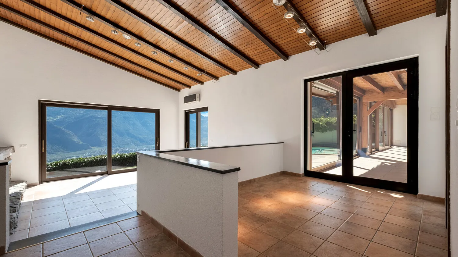 Essplatz mit Blick in das Kaminzimmer und die Gloriette