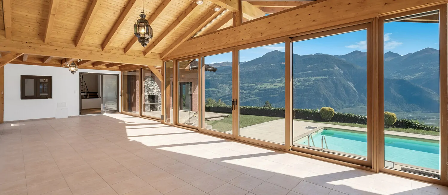 Gloriette mit Blick auf den Aussenpool