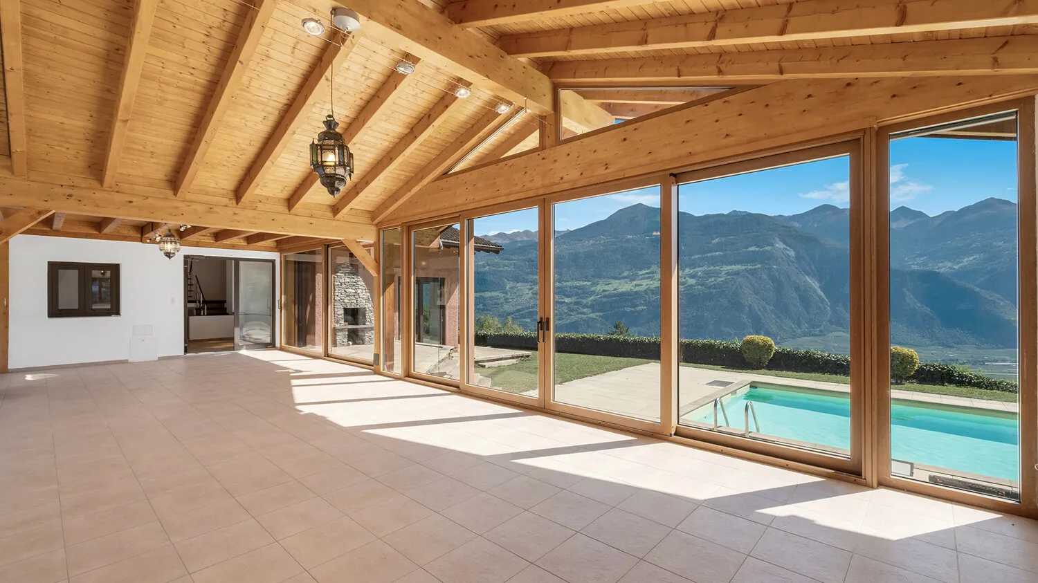 Gloriette mit Blick auf den Aussenpool