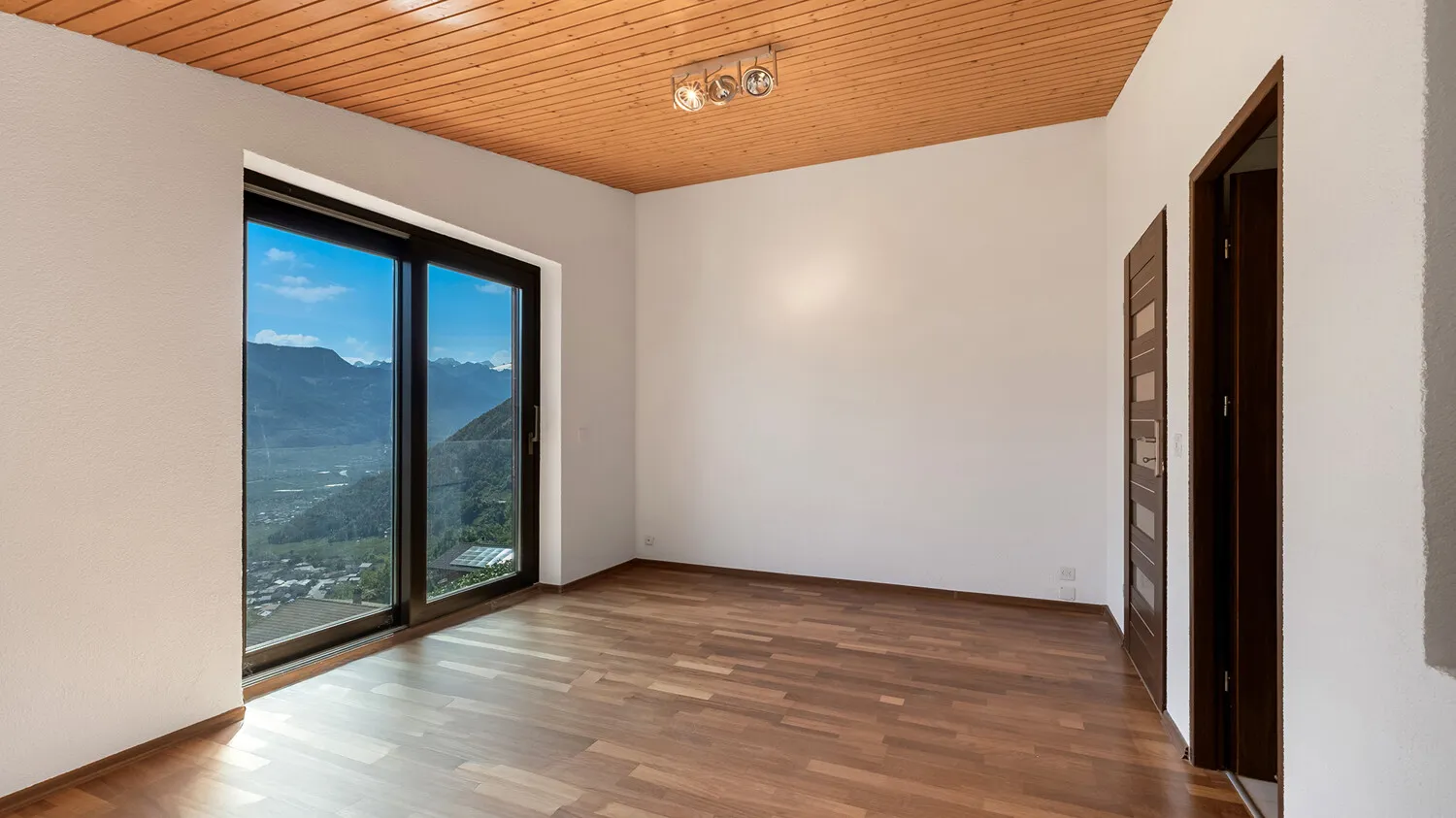 Zimmer 2 im Splitlevel 1 mit Blick über das Tal