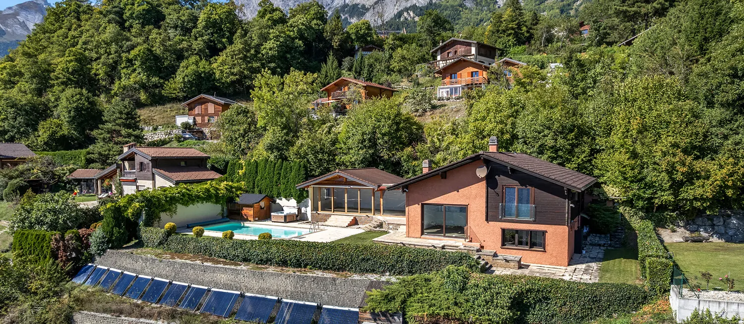 Hausansicht mit terrassiertem Grundstück