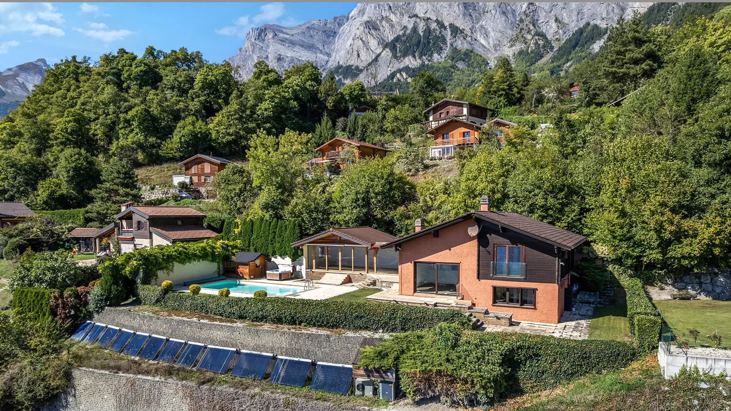 Hausansicht mit terrassiertem Grundstück