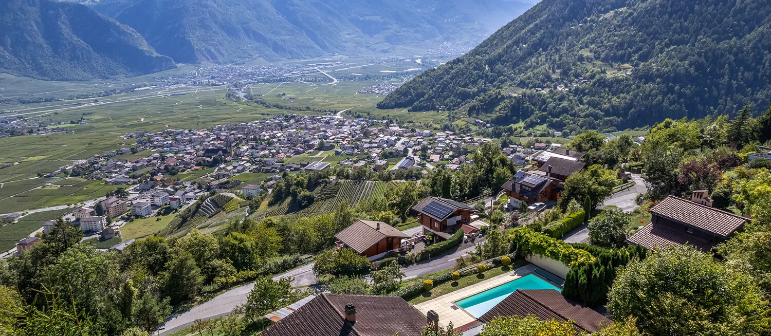 Die Liegenschaft mit Pool und Blick über das Rhônetal